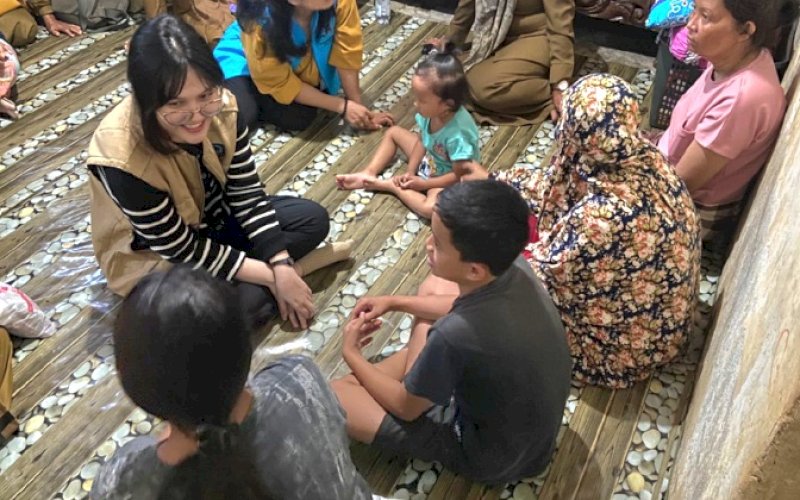 PENDAMPINGAN. Pemprov Sulsel melalui Dinas Pemberdayaan Perempuan dan Perlindungan Anak, Pengendalian Penduduk dan KB (DP3AP2KB) memberikan pendampingan trauma healing kepada anak-anak dan perempuan yang menjadi korban banjir dan tanah longsor. foto: istimewa