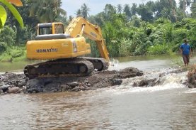 Jebol Lagi, Eskavator Andi Utta Perbaiki Mercu Bendungan Balangtikeke Ujungloe