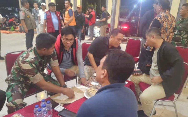 PENANGANAN. Tim Pemprov Sulsel pihak terkait lainnya terus melakukan penanganan dampak banjir dan longsor di Kabupaten Luwu. foto: istimewa