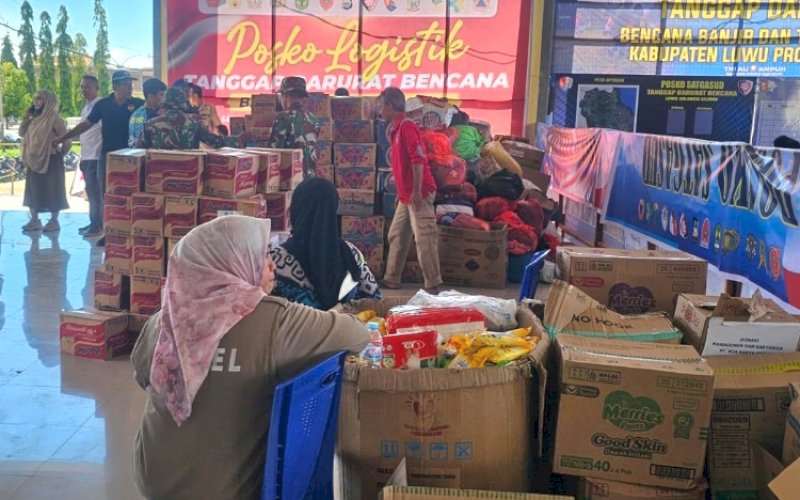 BANTUAN. Sejumlah bantua berada di Posko Induk Penanganan Bencana di Lapangan Andi Djemma Luwu, Selasa (7/5/2024). foto: istimewa