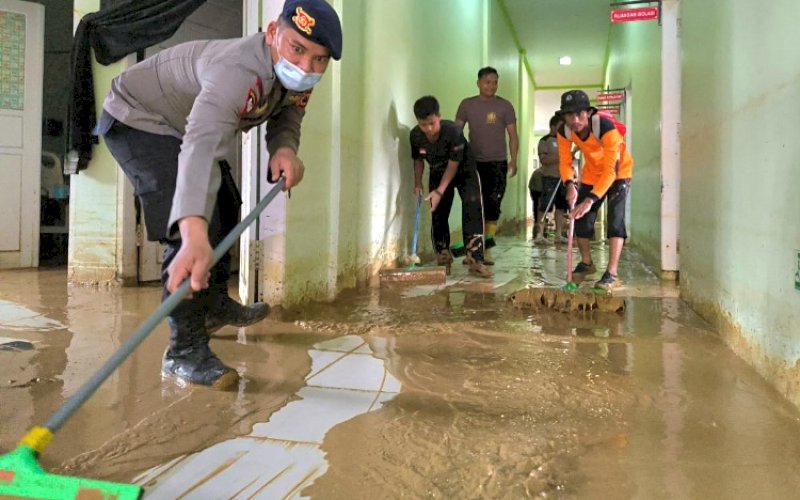 MEMBERSIHKAN. Tim SAR Batalyon C Pelopor membersihkan lumpur yang merendam rumah RSUD Siwa, Kabupaten Wajo, Sabtu (4/5/2024). foto: istimewa