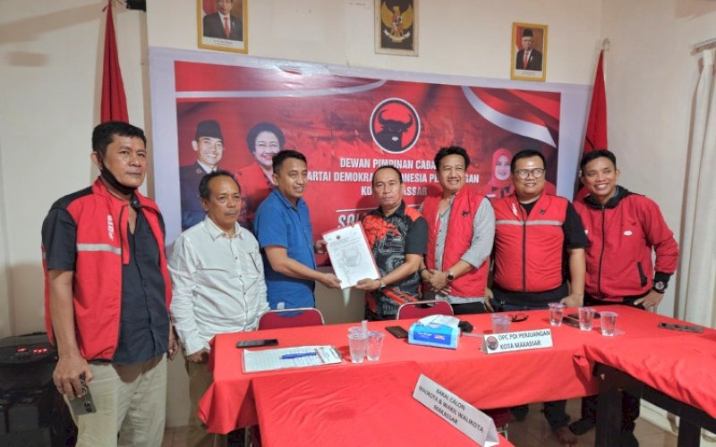 PENGAMBILAN FORMULIR. Liasion Officer (LO) Abd Rahman Bando Muhammad Hakim mengambil formulir calon Wali Kota Makassar yang diterima langsung Ketua Tim Penjaringan Pilkada DPC PDI Perjuangan Kota Makassar, Raisuljaiz di Sekretariat DPC PDI perjuangan Kota Makassar, Senin (13/5/2024). foto: doelbeckz/pluz.id