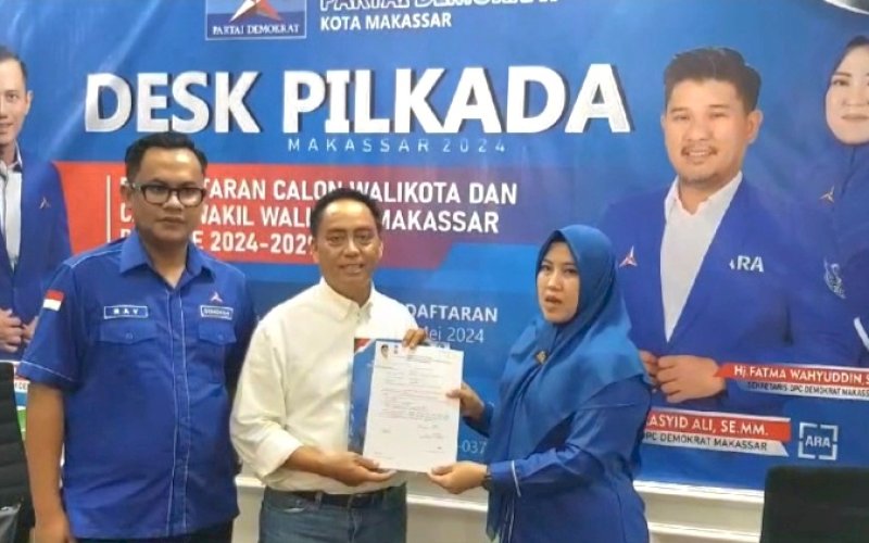 KEMBALIKAN FORMULIR. Abd Rahman Bando mengembalikan formulir pendaftaran Calon Wali Kota Makassar di Kantor DPC Partai Demokrat Kota Makassar, Jumat (17/5/2024) malam. foto: istimewa