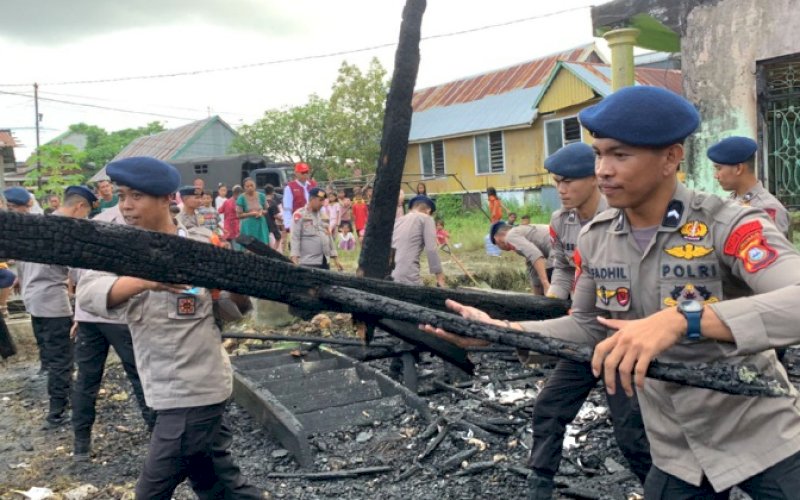 PEMBERSIHAN. Tim SAR Batalyon C Pelopor Satbrimob Polda Sulsel melakukan pembersihan puing-puing sisa kebakaran rumah semi permanen di Lingkungan Bajoe, Kelurahan Bajoe, Kecamatan Tanete Riattang Timur, Kabupaten Bone, Senin (13/5/2024). foto: istimewa
