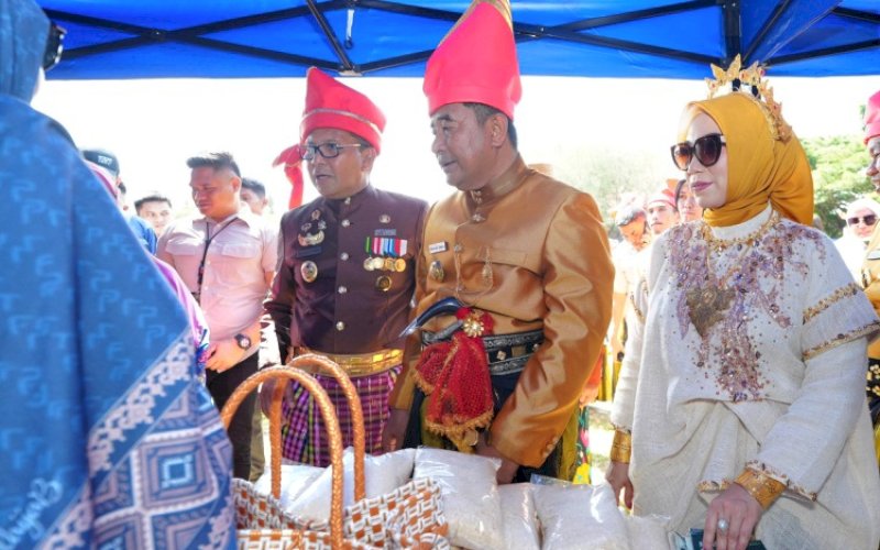 PERAYAAN HUT. Ketua Tim Penggerak PKK Sulsel Sofha Marwah Bahtiar mendamping Pj Gubernur Bahtiar Baharuddin menghadiri peringatan Hari Jadi (Hari Ulang Tahun/HUT) Jeneponto ke-161, yang dipusatkan di Lapangan Passamaturukang, Jeneponto, Rabu (1/5/2024). foto: istimewa