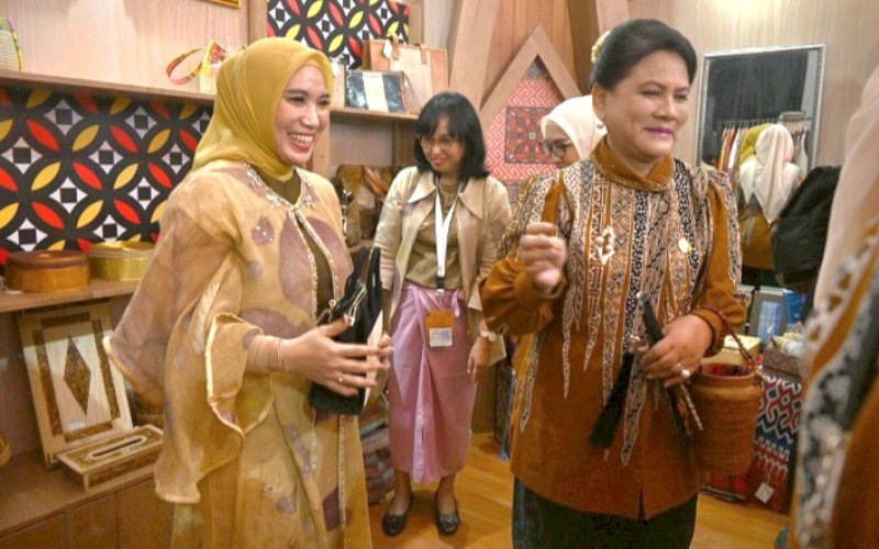 EKSPO DEKRANAS. Pj Ketua Dekranasda Provinsi Sulsel Sofha Marwah Bahtiar mendampingi Ibu Negara Iriana Joko Widodo saat meninjau stand Dekranasda Sulsel pada Ekspo Dekranas pada puncak HUT Dekranas ke-44 yang dipusatkan di Kota Solo, Provinsi Jawa Tengah. foto: istimewa