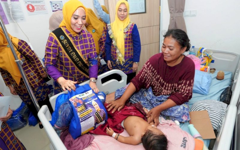 PEDULI. Bunda PAUD Sulsel, Sofha Marwah Bahtiar, mengunjungi anak-anak yang baru saja menjalani operasi di Rumah Sakit Gigi dan Mulut Provinsi Sulsel, di Jl Lanto Daeng Pasewang, Kota Makassar, Selasa (30/4/2024) malam. foto: istimewa