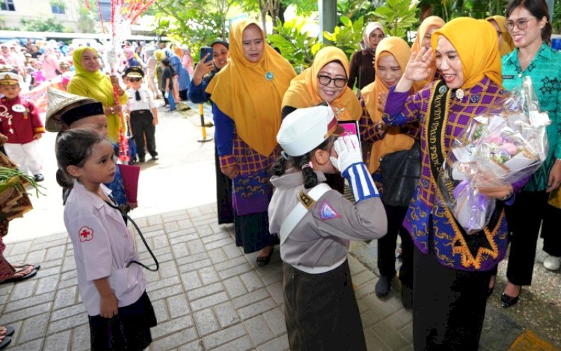 GEBYAR PAUD. Pj Ketua Tim Penggerak PKK Provinsi Sulsel, Sofha Marwah Bahtiar, membuka pelaksanaan Gebyar PAUD 2024 Tingkat Provinsi Sulsel, yang dipusatkan di Maxone Hotel Makassar, Kamis (2/5/2024). foto: istimewa