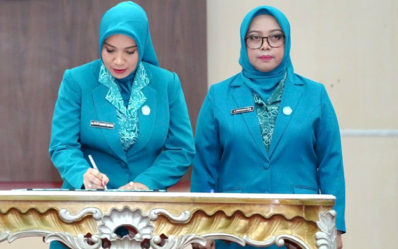 PELANTIKAN. Pj Ketua Tim Penggerak PKK Sulsel, Sofha Marwah Bahtiar, melantik Uswatun Hasanah sebagai Pj Ketua TP PKK sekaligus Dekranasda Pinrang di Ruang Pola Kantor Gubernur Sulsel, Kamis (2/5/2024). foto: istimewa