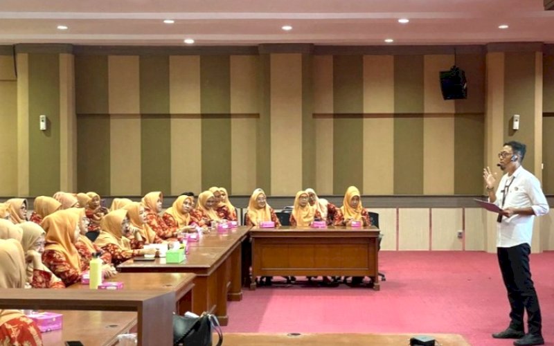 SOSIALISASI. Praktisi Media Sosial yang juga Sekretaris Diskominfo-SP Sulsel, Sultan Rakib, membawakan materi pada sosialisasi 'Bijak Bermedia Sosial' di depan para pengurus DWP Provinsi Sulsel di Kantor Gubernur Sulsel, Kamis (8/5/2024). foto: istimewa