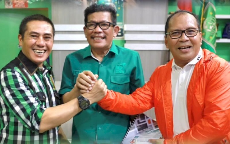 SALAM KOMANDO. Wali Kota Makassar Moh Ramdhan Pomanto salam komando dengan Ketua DPW PKB Sulsel Azhar Arsyad dan Ketua Bappilu PKB Sulsel Syamsul Rizal saat mengembalikan berkas formulir pendaftaran Bakal Calon Gubernur Sulsel 2024 di DPW PKB Sulsel, Kamis (23/5/2024). foto: istimewa