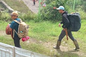 Nakes Sulsel Rela Jalan Kaki untuk Layani Korban Banjir dan Longsor di Titik Terisolir Latimojong