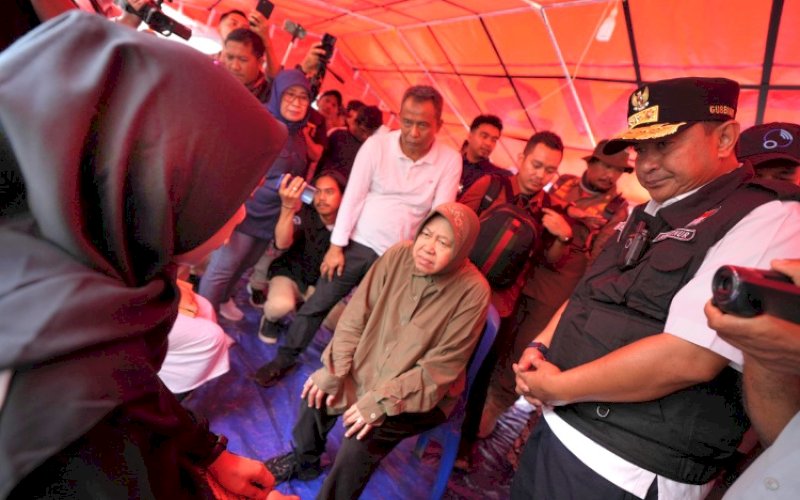 MENYAPA. Menteri Sosial RI Tri Rismaharini didampingi Pj Gubernur Sulsel Bahtiar Baharuddin menyapa korban banjir dan tanah longsor saat meninjau sejumlah lokasi di Desa Pajang, Kecamatan Latimojong, Kabupaten Luwu, Jumat (10/5/2024). foto: istimewa