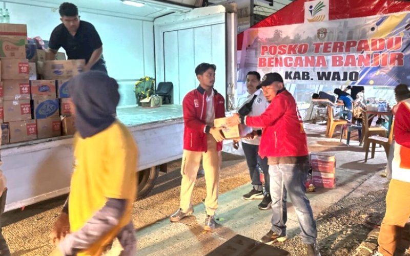 BANTUAN. Satu truk mobil inflasi Pemkot Makassar yang memuat bantuan kemanusiaan tiba dan disalurkan di tiga Posko Banjir Sidrap, Minggu (5/5/2024). foto: istimewa