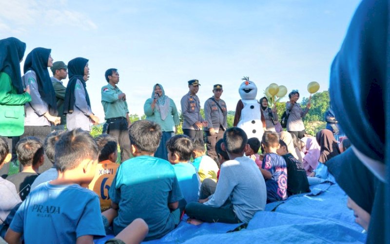 TRAUMA HEALING. Vale Indonesia Tbk (PT Vale) memberikan layanan trauma healing untuk anak-anak korban bencana banjir dan tanah longsor, di Kelurahan Lindajang, Kecamatan Suli Barat, Kabupaten Luwu, Sulsel, Minggu (12/5/2024). foto: istimewa