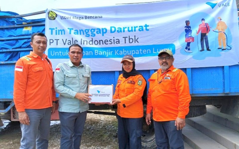 BANTUAN. PT Vale Indonesia Tbk (PT Vale) menyerahkan bantuan kemanusian untuk korban banjir bandang dan tanah longsor di Kabupaten Luwu, Senin (6/5/2024). foto: istimewa