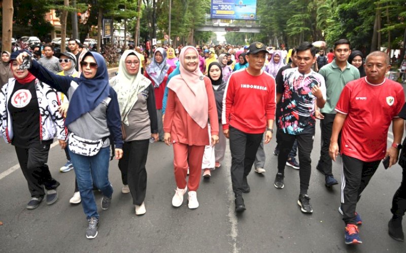 BEROLAHRAGA. Pj Ketua Tim Penggerak PKK Provinsi Sulsel Ninuk Triyanti Zudan mendampingi Pj Gubernur Sulsel Zudan Arif Fakrulloh mengikuti olahraga bersama masyarakat Sulsel di kawasan Car Free Day (CFD), Jl Jenderal Sudirman, Kota Makassar, Minggu (26/5/2024). foto: istimewa