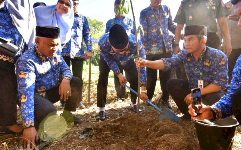 TANAM POHON. Gubernur Sulsel, Prof Zudan Arif Fakrulloh, langsung melaunching Gerakan Sulsel Menanam, usai memimpin upacara peringatan Hari Kebangkitan Nasional di Kantor Gubernur Sulsel pada hari pertama berkantor, Senin (20/5/2024). foto: istimewa