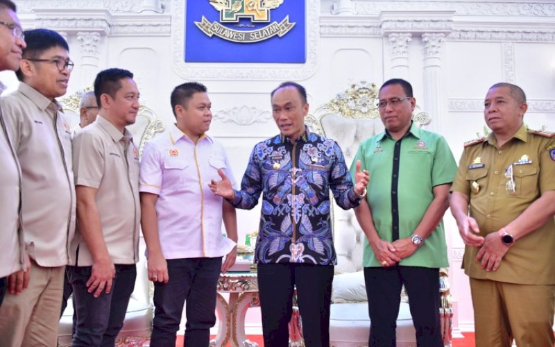 PERTEMUAN. Pj Gubernur Sulsel Zudan Arif Fakrulloh menerima Ketua KONI Sulsel Yasir Machmud bersama jajaran pengurusnya di Rumah Jabatan Gubernur Sulsel di Jl Sungai Tangka, Kota Makassar, Selasa (21/5/2024) malam. foto: istimewa