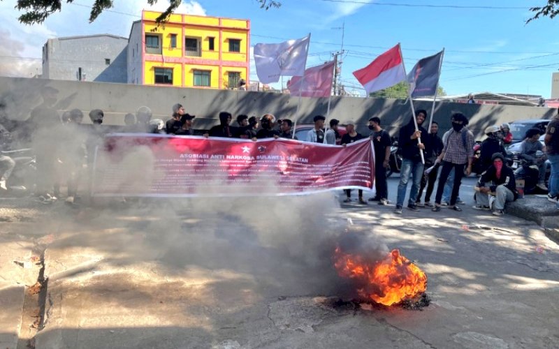 UNJUK RASA. Ratusan masyarakat dan mahasiswa yang tergabung dalam lembaga Asosiasi Anti Narkoba Sulsel melakukan unjuk rasa di Kantor Kejati Sulsel, Jl Urip Sumoharjo, Kota Makassar, Selasa (11/6/2024). foto: istimewa