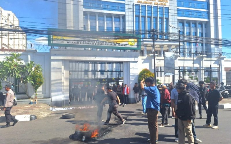 UNJUK RASA. Puluhan mahasiswa yang tergabung dalam Aliansi Gerakan Mahasiswa Sulsel (AGMS) melakukan aksi unjuk rasa di depan Kantor Kejaksaan Tinggi (Kejati) Sulsel, Jl Urip Sumoharjo, Kota Makassar, Senin (24/6/2024). foto: istimewa