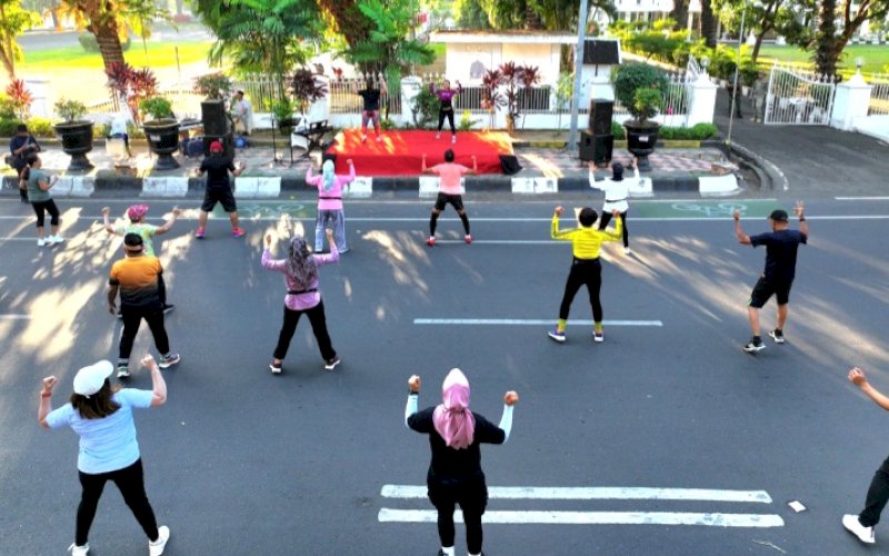 SENAM CERIA. ASN lingkup Pemprov Sulsel beserta masyarakat antusias mengikuti senam ceria bersama Pj Gubernur Sulsel, Zudan Arif Fakrulloh, di Car Free Day, Jl Jenderal Sudirman, Kota Makassar, Minggu (16/6/2024). foto: istimewa