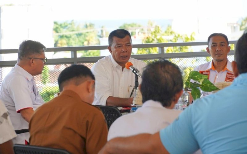 RAKOR. Bupati Bulukumba Andi Muchtar Ali Yusuf, Ketua KONI Bulukumba Andi Makkasau, Ketua Askab PSSI Bulukumba Amry, serta sejumlah pejabat dari beberapa OPD dan pemerintah kecamatan menghadiri rapat koordinasi persiapan turnamen sepak bola Bupati Bulukumba Cup III 2024 di Gedung Pinisi, Senin (24/6/2024). foto: istimewa