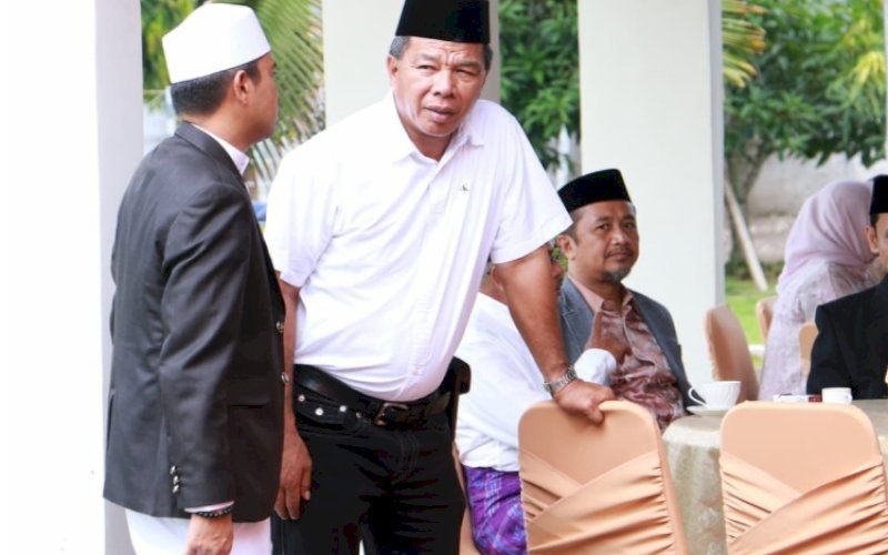 OPEN HOUSE. Bupati Bulukumba Andi Muchtar Ali Yusuf bersama Ketua Penggerak PKK Bulukumba Andi Herfida Muchtar menggelar open house di Rumah Jabatan Bupati Bulukumba, Senin, (17/6/2024). foto: istimewa