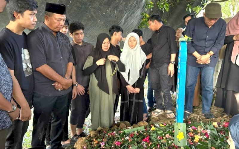 PEMAKAMAN. Bupati Bulukumba Andi Muchtar Ali Yusuf pada saat pemakaman Ayahanda H Andi Muhammad Ali Yusuf di Pekuburan Keluarga Onroteo, Desa Bontobulaeng, Kecamatan Bulukumpa, Kabupaten Bulukumba, Minggu (30/6/2024) sore. foto: istimewa