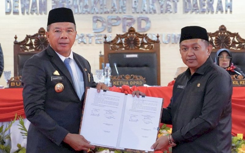 PERSETUJUAN. Rapat Paripurna DPRD Kabupaten Bulukumba, Bupati Bulukumba Andi Muchtar Ali Yusuf dan Ketua DPRD Bulukumba Rijal melakukan penandatanganan persetujuan bersama penetapan empat ranperda menjadi perda di Ruang Rapat Paripurna DPRD Bukukumba, Senin (24/6/2024). foto: istimewa