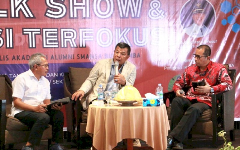 TALKSHOW. Bupati Bulukumba, Andi Muchtar Ali Yusuf (tengah), hadir langsung pada talkshow dan diskusi terfokus terkait dengan peluang dan tantangan pembangunan di Kabupaten Bulukumba, Sabtu (8/6/2024). foto: istimewa