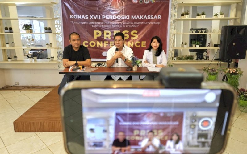 BERI KETERANGAN. Ketua Umum Konas XVII Perdoski 2024 Prof dr Anis Irawan Anwar (tengah) didampingi Wakil Sekretaris Konas XVII Perdoski 2024 dr Suci Budhiani memberikan keterangan kepada media di Cafe IDI Makassar, Kamis (27/6/2024). Acara ini dipandu moderator dr Wachyudi Muchsin. foto: doelbeckz/pluz.id
