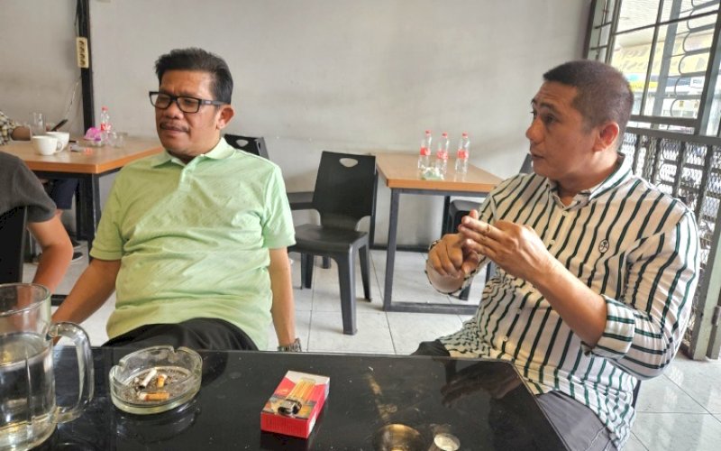 BERI KETERANGAN. Ketua Bapilu DPW PKB Sulsel Syamsu Rizal (kanan) mendampingi Ketua DPW PKB Sulsel Azhar Arsyad memberikan keterangan kepada media, Kamis (20/6/2024). foto: doelbeckz/pluz.id