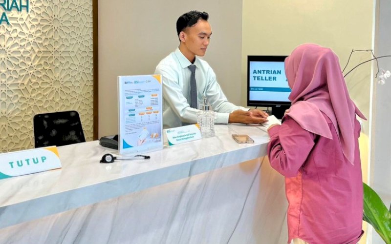 PELAYANAN. Petugas PT Bank Syariah Indonesia (BSI) Kantor Cabang Pembantu (KCP) Bulukumba Lanto Daeng Pasewang melayani nasabah dengan ramah. foto: istimewa