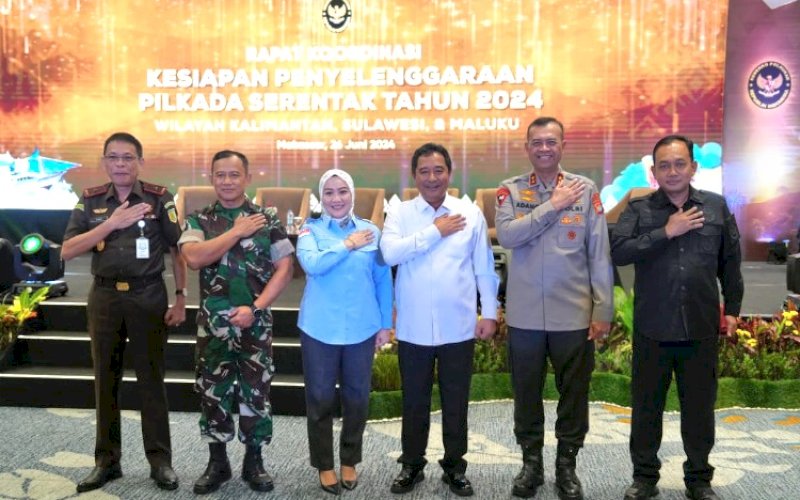 RAKOR. Forkopimda Provinsi Sulbar, Pj Gubernur Sulbar Bahtiar Baharuddin (ketiga kanan), Kapolda Sulbar Irjen Pol R Adang Ginanjar, Ketua DPRD Sulbar Suhartina Suardi Duka, Kejati Sulbar Andi Darmawangsa, Danrem 142/Tatag Brigjen TNI Deni Rejeki, serta Kabinda Sulbar kompak menghadiri Rapat Koordinasi Kesiapan Penyelenggaraan Pilkada Serentak 2024, Wilayah Kalimantan, Sulawesi, dan Maluku di Hotel Claro Makassar, Sulsel, Rabu (26/6/2024). foto: istimewa