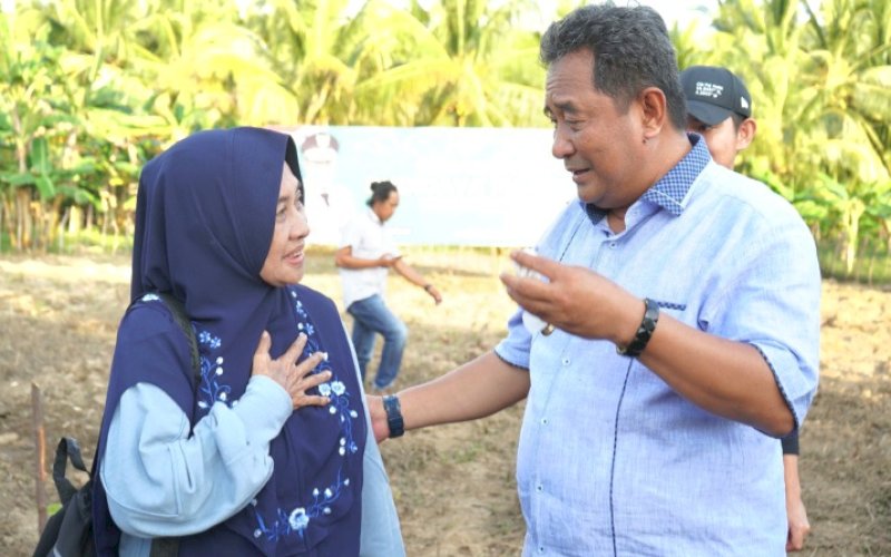 MENYAPA. Pj Gubernur Sulbar, Bahtiar Baharuddin, menyapa warga saat berkunjung ke Desa Beru-beru, Kecamatan Kalukku, Kabupaten Mamuju, Sulbar, Sabtu (8/6/2024). foto: istimewa