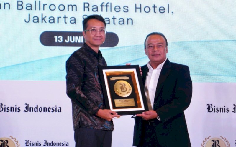PENGHARGAAN. Head of Communications PT Vale Indonesia, Suparam Bayu Aji, mewakili PT Vale Indonesia menerima penghargaan dalam ajang Bisnis Indonesia Awards 2024 yang digelar di Raffles Hotel, Jakarta, Kamis (14/6/2024). foto: istimewa