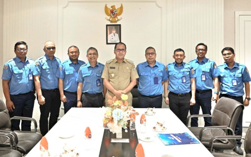 PERTEMUAN. Direktur Utama Perumda Air Minum Kota Makassar Beni Iskandar memimpin jajarannya melaporkan ke Wali Kota Makassar Moh Ramdhan Pomanto terkait persiapan Porpamnas VIII 2024 yang akan dilaksanakan di Kota Makassar, 4-7 Agustus 2024 mendatang di Ruang Rapat Balai Kota Makassar, Senin (10/6/2024). foto: istimewa