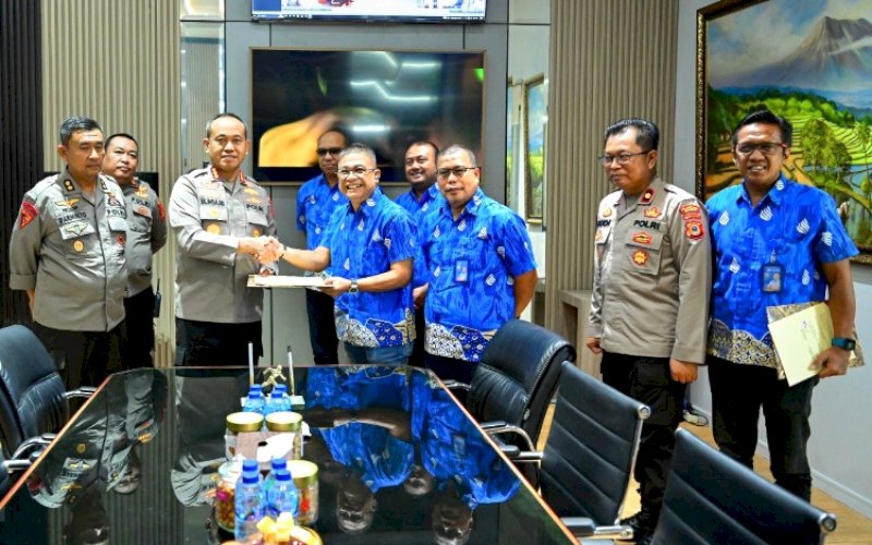 PERTEMUAN. Direktur Utama Perumda Air Minum Kota Makassar Beni Iskandar didampingi Direktur Teknik Asdar Ali menemui Kapolrestabes Makassar Kombes Pol Mokhamad Ngajib di Mapolrestabes Makassar, Kamis (13/6/2024). foto: istimewa