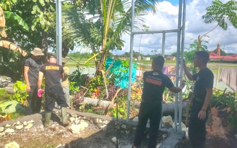 Brimob-Baznas Bone Bangun Rumah Layak Huni untuk Warga Kurang Mampu