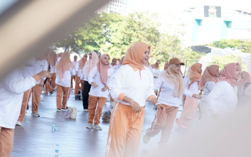 SENAM SEHAT. Dharma Wanita Persatuan (DWP) Kota Makassar menggelar acara senam sehat di Lapangan Karebosi Makassar sebagai bagian dari agenda pertemuan bulanan, Jumat (21/6/2024). foto: istimewa
