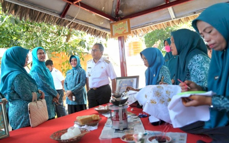 KUNJUNGAN. Pj Ketua Tim Penggerak PKK Provinsi Sulsel Ninuk Triyanti Zudan disambut Wali Kota Makassar Moh Ramdhan Pomanto didampingi Ketua TP PKK Kota Makassar Indira Jusuf Ismail saat berkunjung ke Kantor Lurah Manggala, Kecamatan Manggala, Kota Makassar, Rabu (26/6/2024). foto: istimewa