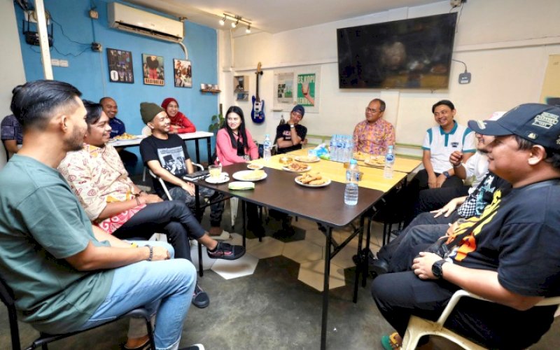 NONGKRONG. Wali Kota Makassar, Moh Ramdhan Pomanto, menyempatkan diri nongkrong bareng konten kreator di salah satu cafe yang ada di Jl AP Pettarani, Kota Makassar, Kamis (20/6/2024) malam. foto: istimewa