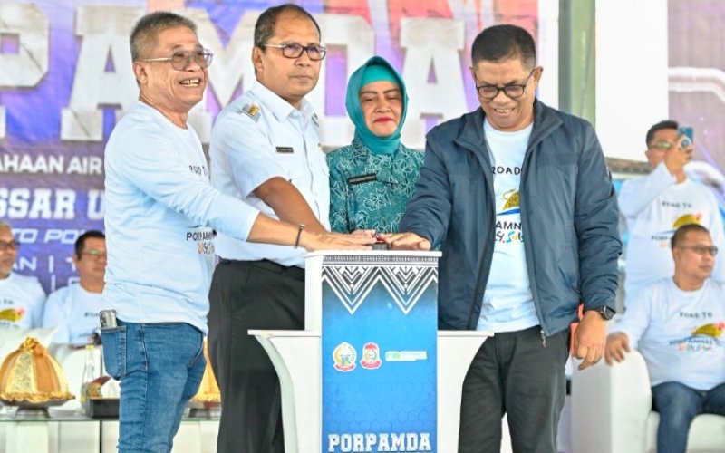 PEMBUKAAN. Wali Kota Makassar, Moh Ramdhan Pomanto (kedua kiri), membuka Porpamda di Lapangan RTH Perumda Air Minum Kota Makassar, Rabu (26/6/2024). foto: istimewa