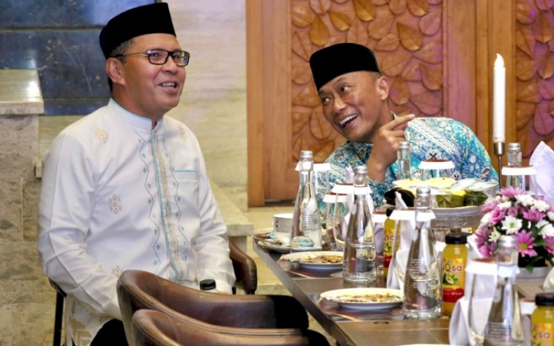 JAMUAN. Wali Kota Makassar Moh Ramdhan Pomanto menjamu Pj Gubernur Sulsel Zudan Arif Fakrulloh di kediaman pribadinya Jl Amirullah, Kota Makassar, Jumat (31/5/2024) malam. foto: istimewa