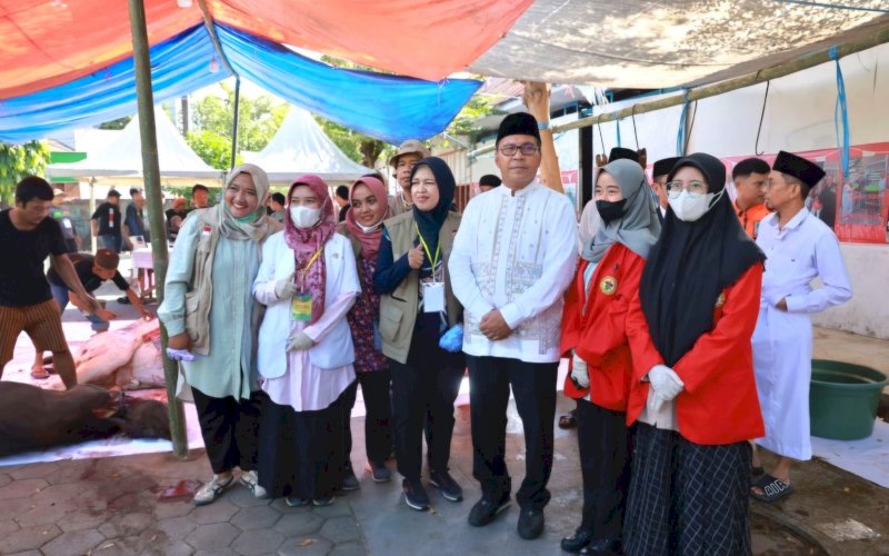 BERKURBAN. Wali Kota Makassar, Moh Ramdhan Pomanto, ikut berpartisipasi dalam pemotongan hewan kurban di Masjid Nur Al-Aqsa dekat kediamannya Jl Amirullah, Kota Makassar, Senin (17/6/2024). foto: istimewa