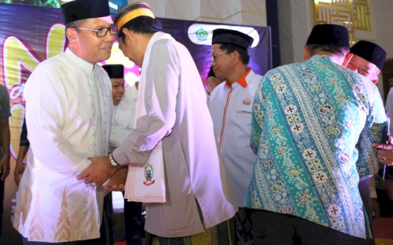 SALAMAN. Wali Kota Makassar Moh Ramdhan Pomanto salaman dengan Ustaz Abdul Somad (UAS) di sela-sela agenda pengajian nasional Ngaji Bareng UAS di Masjid 99 Kubah Asmaul Husna Makassar, Jumat (31/5/2024) malam. foto: istimewa
