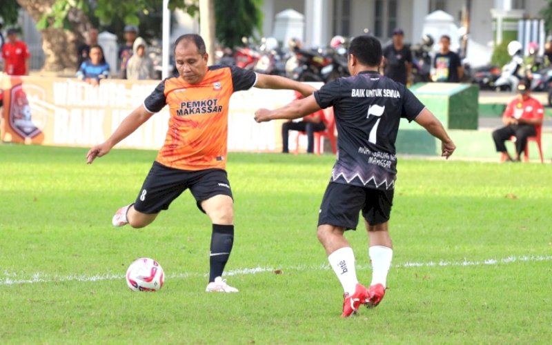 WALI KOTA CUP. Wali Kota Makassar, Moh Ramdhan Pomanto, mendapatkan penjagaan ketat dari pemain tim media pada laga eksebisi pembukaan turnamen sepak bola Piala Wali Kota Cup VII 2024 Makassar yang resmi dibuka Pj Gubernur Sulsel Zudan Arif Fakrulloh di Lapangan Hasanuddin Makassar, Sabtu (8/6/2024). Pada laga yang berkesudahan 4-1 untuk kemenangan Pemkot Makassar ini, Danny Pomanto mencetak hattrick. foto: istimewa