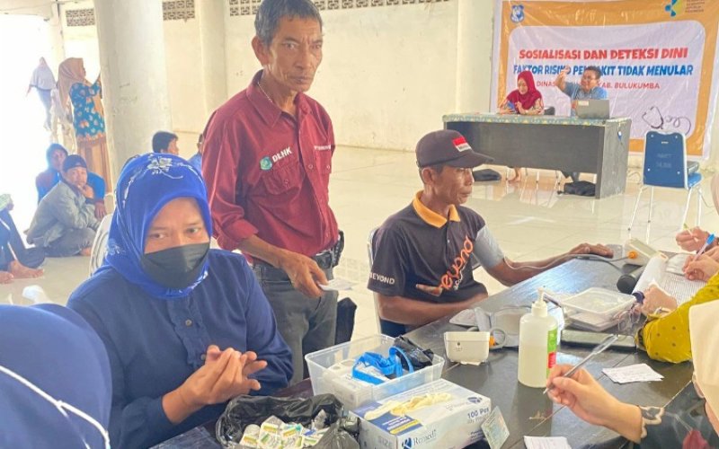 PEMERIKSAAN KESEHATAN. Dinas Lingkungan Hidup dan Kehutanan bekerja sama dengan Dinas Kesehatan Kabupaten Bulukumba melakukan sosialisasi dan pemeriksaan kesehatan gratis bagi petugas kebersihan di lantai dasar Masjid Islamic Center Dato Tiro, Kamis (13/6/2024). foto: istimewa