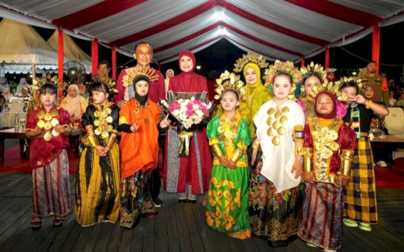 TALENTA. Anak-anak down syndrome foto bersama dengan Gubernur Sulsel Zudan Arif Fakrulloh didampingi Pj Ketua Dekranasda Sulsel Ninuk Triyanti Zudan di sela-sela Fashion Show Competition pada event Sulsel Menari, di Lego-Lego CPI Makassar, Jumat (14/6/2024) malam. foto: istimewa
